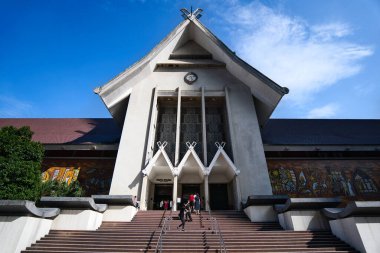 Kuala Lumpur, Malezya - 20 Aralık 2023: Malezya ulusal müzesi Muzium Negara 'nın ana girişine giden merdivenlerde ziyaretçiler.