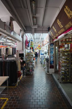 Singapur - 28 Eylül 2022: Yishun Çevre Yolu 'ndaki HDB Blok 846' daki mağazalardan alışveriş yapanlar.