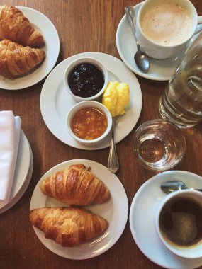 Paris 'te ayçörekleriyle kahvaltı