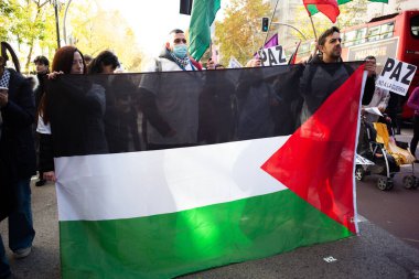 Filistinli militan grup Hamas 'ın İsrail' e saldırmasının ardından 2 Aralık 2023 'te Madrid' de Filistinlileri desteklemek için düzenlenen bir mitingde protestolar düzenlendi. İsrail,