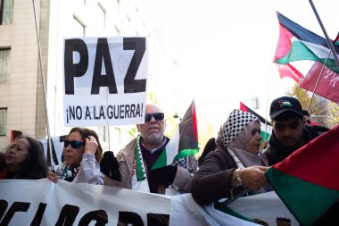Filistinli militan grup Hamas 'ın İsrail' e saldırmasının ardından 2 Aralık 2023 'te Madrid' de Filistinlileri desteklemek için düzenlenen bir mitingde protestolar düzenlendi. İsrail,