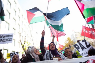 Filistinli militan grup Hamas 'ın İsrail' e saldırmasının ardından 2 Aralık 2023 'te Madrid' de Filistinlileri desteklemek için düzenlenen bir mitingde protestolar düzenlendi. İsrail,