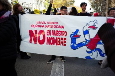 Filistinli militan grup Hamas 'ın İsrail' e saldırmasının ardından 2 Aralık 2023 'te Madrid' de Filistinlileri desteklemek için düzenlenen bir mitingde protestolar düzenlendi. İsrail,