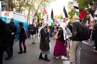 Filistinli militan grup Hamas 'ın İsrail' e saldırmasının ardından 2 Aralık 2023 'te Madrid' de Filistinlileri desteklemek için düzenlenen bir mitingde protestolar düzenlendi. İsrail,