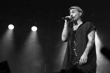 Şarkıcı Rayden, Madrid 'deki WiZink Center' da konser sırasında sahne alır. 2 Aralık 2023 İspanya