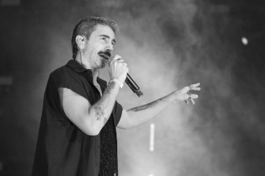 Şarkıcı Rayden, Madrid 'deki WiZink Center' da konser sırasında sahne alır. 2 Aralık 2023 İspanya