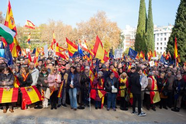 Sağcı protestocular, 3 Aralık 2023 'te Madrid' de Katalan ayrılıkçıları ve Pedro Sanchez 'e karşı düzenlenen bir gösteride protesto gösterileri düzenledi.