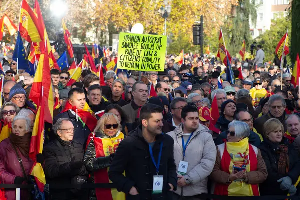 Sağcı Protestocular Aralık 2023 Madrid Katalan Ayrılıkçıları Pedro Sanchez Karşı — Stok fotoğraf