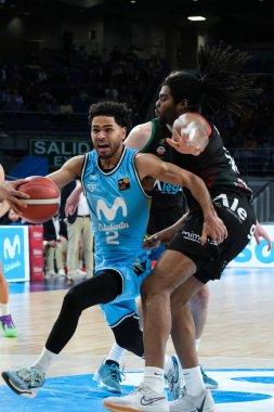 Movistar Estudiantes oyuncusu Movistar Estudiantes ile Cantabria arasında oynanan LEB Oro Maçı sırasında WiZink Center 'da görüldü. 3 Aralık