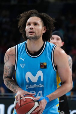 Movistar Estudiantes oyuncusu Movistar Estudiantes ile Cantabria arasında oynanan LEB Oro Maçı sırasında WiZink Center 'da görüldü. 3 Aralık