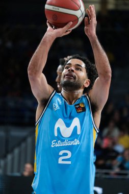 Movistar Estudiantes oyuncusu Movistar Estudiantes ile Cantabria arasında oynanan LEB Oro Maçı sırasında WiZink Center 'da görüldü. 3 Aralık