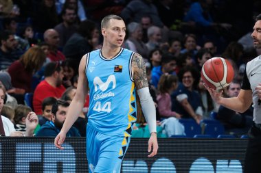 Movistar Estudiantes oyuncusu Movistar Estudiantes ile Cantabria arasında oynanan LEB Oro Maçı sırasında WiZink Center 'da görüldü. 3 Aralık