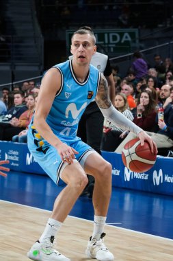 Movistar Estudiantes oyuncusu Movistar Estudiantes ile Cantabria arasında oynanan LEB Oro Maçı sırasında WiZink Center 'da görüldü. 3 Aralık