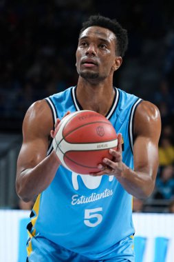 Movistar Estudiantes oyuncusu Movistar Estudiantes ile Cantabria arasında oynanan LEB Oro Maçı sırasında WiZink Center 'da görüldü. 3 Aralık