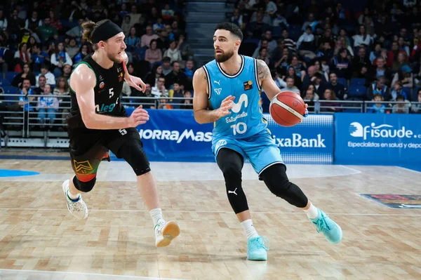 Movistar Estudiantes oyuncusu Movistar Estudiantes ile Cantabria arasında oynanan LEB Oro Maçı sırasında WiZink Center 'da görüldü. 3 Aralık