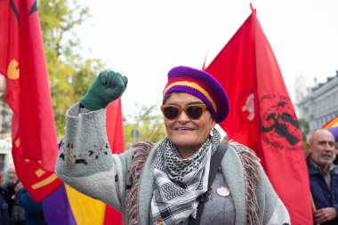 Anayasanın monarşisine karşı düzenlenen bir protesto sırasında ve 6 Aralık 2023 'te Madrid, İspanya' da üçüncü cumhuriyet lehinde birçok kişi cumhuriyet bayraklarına sahipti..