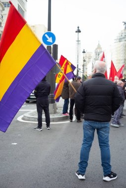 Anayasanın monarşisine karşı düzenlenen bir protesto sırasında ve 6 Aralık 2023 'te Madrid, İspanya' da üçüncü cumhuriyet lehinde birçok kişi cumhuriyet bayraklarına sahipti..