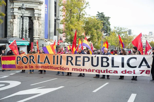 Několik Lidí Vlajkami Republiky Během Protestu Proti Monarchii Ústavy Prospěch — Stock fotografie