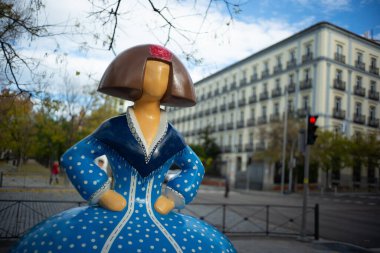 Ressam Velazquez Las Menina 'nın heykelinin şeklindeki heykel, 8 Aralık 2023' te İspanya 'da düzenlenen Meninas Madrid Galerisi sergisinde sergilenmektedir.