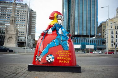 Ressam Velazquez Las Menina 'nın heykelinin şeklindeki heykel, 8 Aralık 2023' te İspanya 'da düzenlenen Meninas Madrid Galerisi sergisinde sergilenmektedir.