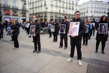 Dünya Hayvan Hakları Günü 'nde Puerta del Sol' da 9 Aralık 2023 'te İspanya' nın Madrid kentinde düzenlenen bir gösteride düzinelerce insan hayvan fotoğrafları tutuyor..