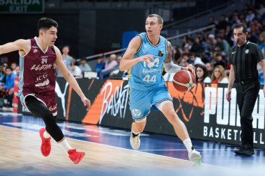 Movistar Estudiantes oyuncusu Movistar Estudiantes ile ICG Forca Lleida arasında oynanan LEB Oro Maçı sırasında 10 Aralık 'ta WiZink Center Madrid' de görüldü.