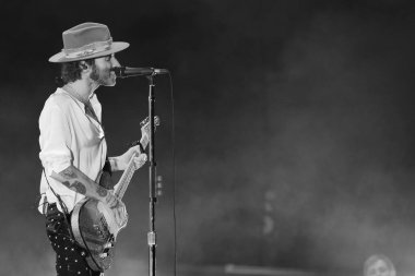 Şarkıcı Leiva, 19 Aralık 2023 'te İspanya' nın Madrid şehrindeki WiZink Center 'da bir konser sırasında sahne alır..