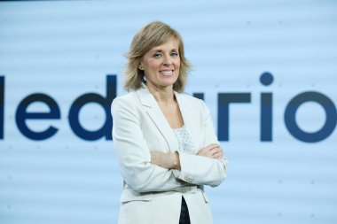 Gazeteci Marta Carazo, 20 Aralık 2023 'te Madrid' deki Torrespaa stüdyolarında 