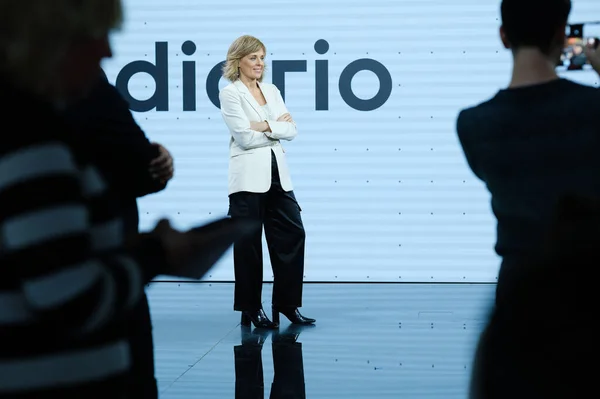 Journalistin Marta Carazo Posiert Für Die Medien Als Neue Fernsehmoderatorin — Stockfoto