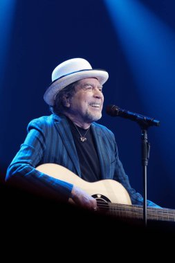 Joaquin Sabina 18 Aralık 2023 tarihinde İspanya 'nın Madrid şehrinde WiZink Center' da sahne almaktadır..