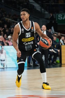 Partizan Mozzart Bet Belgrad 'dan PJ Dozier, 21 Aralık 2023 tarihinde İspanya' nın başkenti WiZink 'te Real Madrid ile Partizan Belgrad arasındaki Türk Hava Yolları EuroLeague' inde görev yaptı.