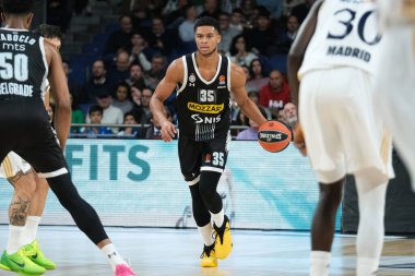 Partizan Mozzart Bet Belgrad 'dan PJ Dozier, 21 Aralık 2023 tarihinde İspanya' nın başkenti WiZink 'te Real Madrid ile Partizan Belgrad arasındaki Türk Hava Yolları EuroLeague' inde görev yaptı.