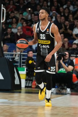 Partizan Mozzart Bet Belgrad 'dan PJ Dozier, 21 Aralık 2023 tarihinde İspanya' nın başkenti WiZink 'te Real Madrid ile Partizan Belgrad arasındaki Türk Hava Yolları EuroLeague' inde görev yaptı.