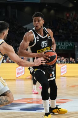 Partizan Mozzart Bet Belgrad 'dan PJ Dozier, 21 Aralık 2023 tarihinde İspanya' nın başkenti WiZink 'te Real Madrid ile Partizan Belgrad arasındaki Türk Hava Yolları EuroLeague' inde görev yaptı.