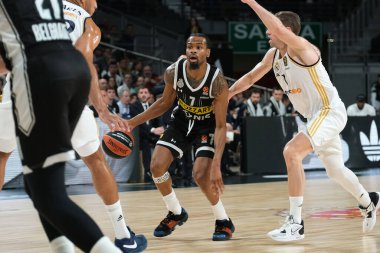 Partizan Mozzart Bet Belgrad 'dan J. Bolomboy, 21 Aralık 2023 tarihinde İspanya' nın başkenti WiZink 'te Real Madrid ile Partizan Belgrad arasındaki Türk Hava Yolları EuroLeague' inde görev aldı.