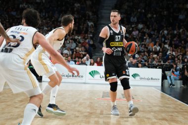 Partizan Mozzart Bet 'ten Mateusz Ponitka Belgrad, 21 Aralık 2023 tarihinde İspanya' nın başkenti WiZink 'te Real Madrid ile Partizan Belgrad arasındaki Türk Hava Yolları EuroLeague' inde oynuyor.