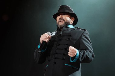 Şarkıcı El Barrio (Jose Luis Figuereo Franco), The Wizcenter de Madrid 'deki performansı sırasında. 22 Aralık 2023 tarihinde Madrid, İspanya 