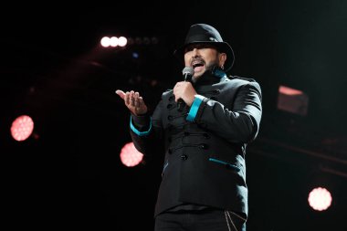 Şarkıcı El Barrio (Jose Luis Figuereo Franco), The Wizcenter de Madrid 'deki performansı sırasında. 22 Aralık 2023 tarihinde Madrid, İspanya 