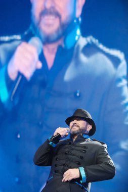 Şarkıcı El Barrio (Jose Luis Figuereo Franco), The Wizcenter de Madrid 'deki performansı sırasında. 22 Aralık 2023 tarihinde Madrid, İspanya 