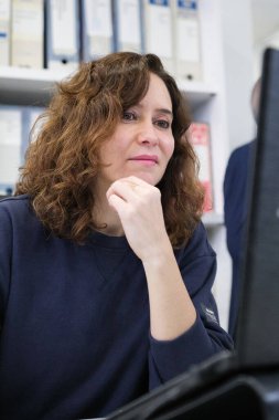 Madrid Topluluğu Başkanı Isabel Diaz Ayuso, 26 Aralık 2023 'te Madrid Oto-Taksi Birliği genel merkezine yaptığı ziyarette,. 