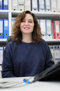 Madrid Topluluğu Başkanı Isabel Diaz Ayuso, 26 Aralık 2023 'te Madrid Oto-Taksi Birliği genel merkezine yaptığı ziyarette,. 