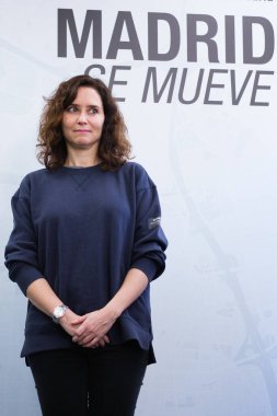 Madrid Topluluğu Başkanı Isabel Diaz Ayuso, 26 Aralık 2023 'te Madrid Oto-Taksi Birliği genel merkezine yaptığı ziyarette,. 