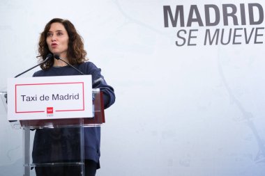 Madrid Topluluğu Başkanı Isabel Diaz Ayuso, 26 Aralık 2023 'te Madrid Oto-Taksi Birliği genel merkezine yaptığı ziyarette,. 