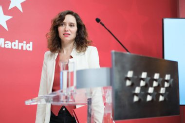 Madrid Topluluğu Başkanı Isabel Diaz Ayuso, 27 Aralık 2023 tarihinde İspanya 'nın Madrid kentinde düzenlenen bir basın toplantısında. 