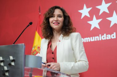 Madrid Topluluğu Başkanı Isabel Diaz Ayuso, 27 Aralık 2023 tarihinde İspanya 'nın Madrid kentinde düzenlenen bir basın toplantısında. 