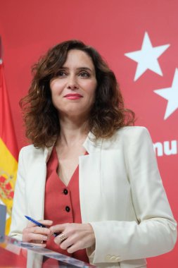 Madrid Topluluğu Başkanı Isabel Diaz Ayuso, 27 Aralık 2023 tarihinde İspanya 'nın Madrid kentinde düzenlenen bir basın toplantısında. 