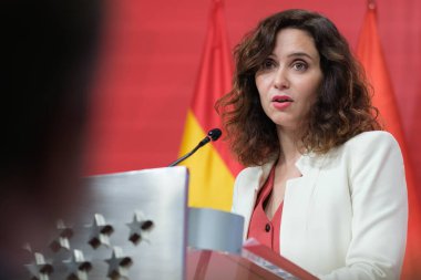 Madrid Topluluğu Başkanı Isabel Diaz Ayuso, 27 Aralık 2023 tarihinde İspanya 'nın Madrid kentinde düzenlenen bir basın toplantısında. 