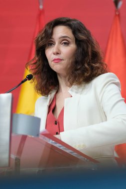 Madrid Topluluğu Başkanı Isabel Diaz Ayuso, 27 Aralık 2023 tarihinde İspanya 'nın Madrid kentinde düzenlenen bir basın toplantısında. 