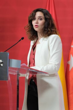 Madrid Topluluğu Başkanı Isabel Diaz Ayuso, 27 Aralık 2023 tarihinde İspanya 'nın Madrid kentinde düzenlenen bir basın toplantısında. 