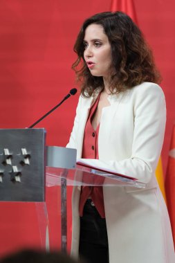 Madrid Topluluğu Başkanı Isabel Diaz Ayuso, 27 Aralık 2023 tarihinde İspanya 'nın Madrid kentinde düzenlenen bir basın toplantısında. 